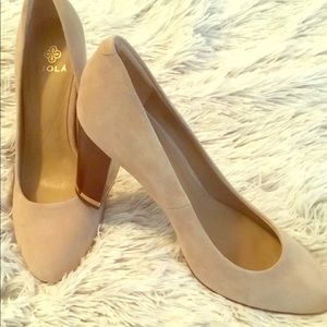 GUC- Isola Tan Suede Pump w/Wooden/Gold Heel